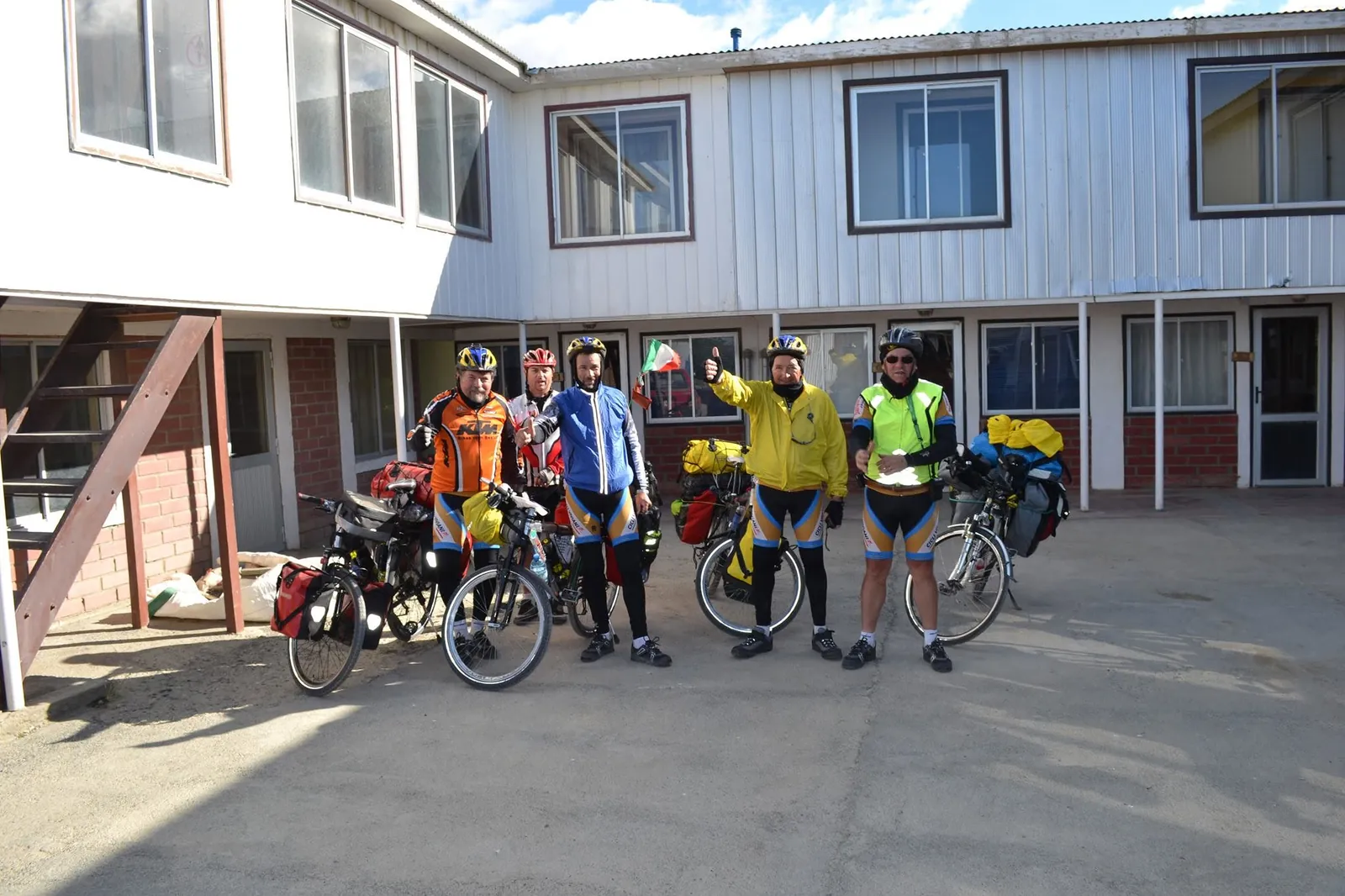 Grupo de cicloturistas con sus bicicletas frente al hostal Donde Rupe