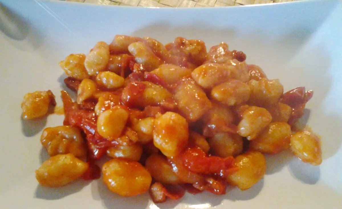 Plato de ñoquis caseros con salsa de tomate