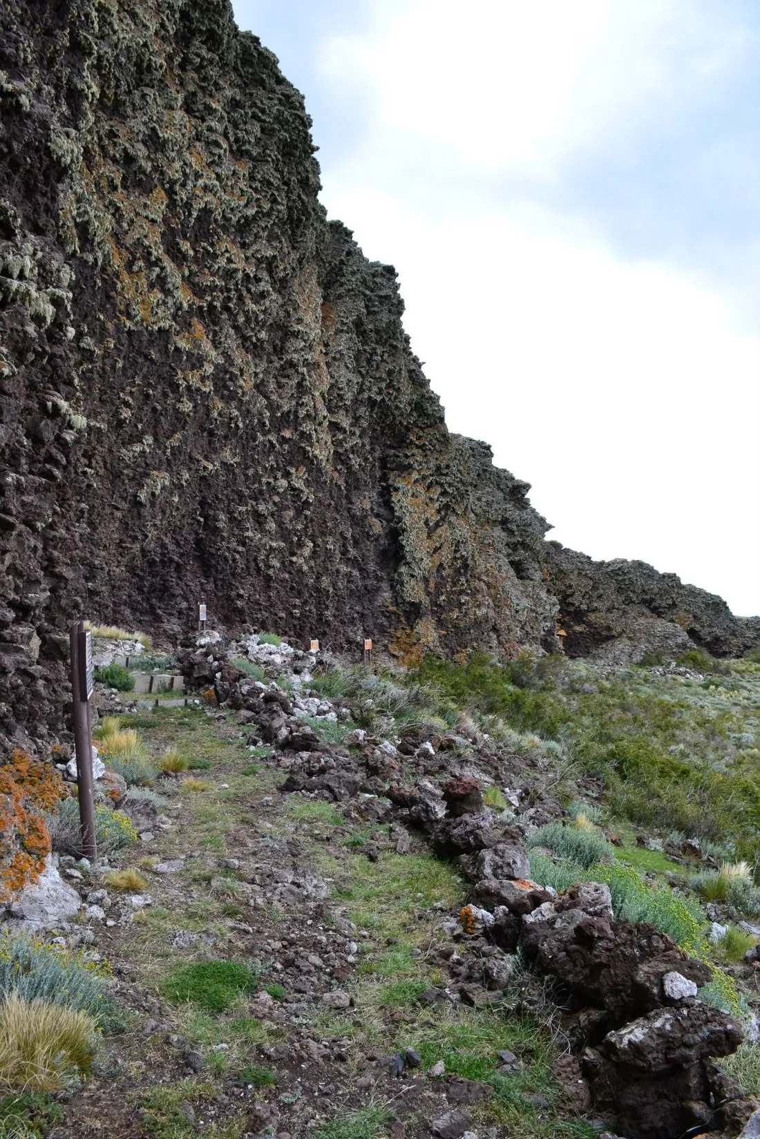 Paredes de roca volcánica y sendero en Pali Aike